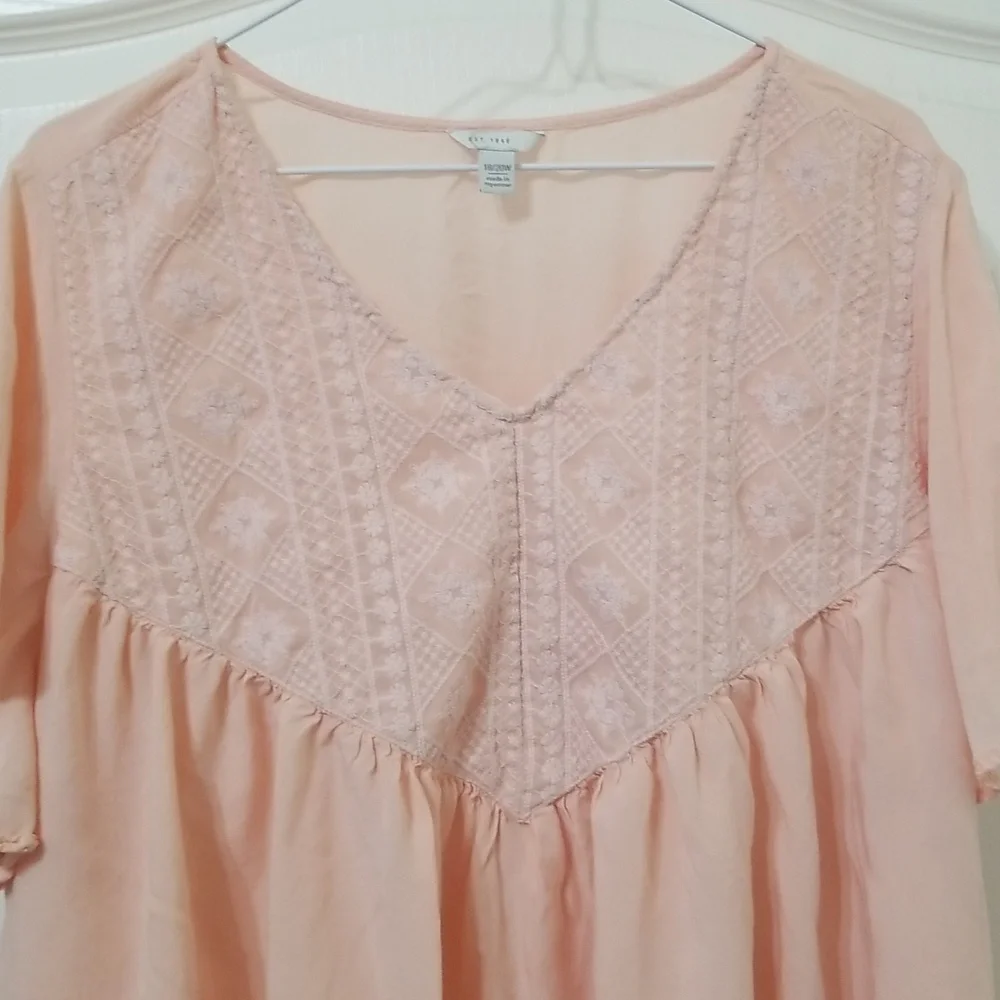 EST.1946 Peach Lace Applique Flowy Top - Picture 3 of 9